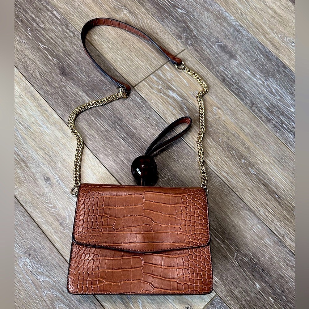 🛍️ NWOT Cute brown removable strap shoulder bag with cute handle with ball.